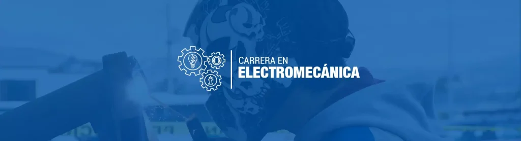 Imágen de un estudiante en el taller de electromecánica con su equipo de protección para soldadura