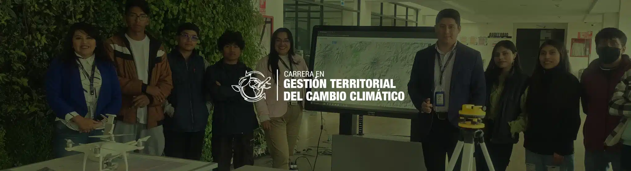 Imagen de alumnos y docentes de la carrera de gestión territorial del cambio climático instituto cotopaxi