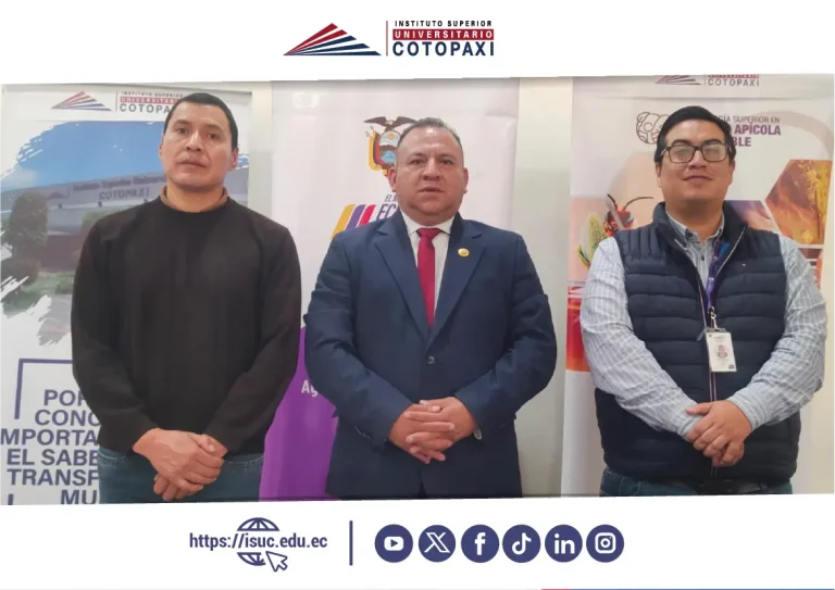 Latacunga, 27 de enero de 2026. – El Instituto Superior Universitario Cotopaxi (ISUC), el Ministerio de Agricultura y Ganadería, la Agencia de Regulación y Control Fito y Zoosanitario (Agrocalidad) y la Asociación de Apicultores de Cotopaxi realizaron el lanzamiento de la Segunda Convención Nacional por la Sostenibilidad Apícola, mediante una rueda de prensa en el Centro de Atención Ciudadana. La jornada reunió a autoridades, productores y medios de comunicación, en un ambiente de expectativa por un evento que busca consolidar a Cotopaxi como referente nacional en la apicultura sostenible. El Ing. Cristian Gavilanes, Director Distrital del MAG, fue el encargado de dar la bienvenida y expresó: “La apicultura es clave para la sostenibilidad agrícola y la conservación de la biodiversidad; este congreso reafirma nuestro compromiso con los productores y con el país”. El rector del ISUC, Carlos Javier Eugenio Torres, resaltó el papel de la academia en este proceso: “Este congreso es una oportunidad para consolidar la investigación y la innovación en la apicultura, articulando esfuerzos entre academia, productores e instituciones públicas”. Por su parte, el representante de la Asociación de Apicultores de Cotopaxi, Diego Caiza, destacó la importancia de visibilizar el trabajo de los apicultores locales: “La convención es un espacio vital para fortalecer prácticas sostenibles que aseguren el futuro de nuestras abejas y el bienestar de las comunidades rurales”. La convención se desarrollará los días 15 y 16 de mayo de 2026, en el auditorio del ISUC en Tanicuchi, en conmemoración del Día Internacional de la Abeja. Durante dos jornadas se abordarán temas como sanidad y nutrición apícola, sostenibilidad y cambio climático, genética y mejoramiento, innovación empresarial y meliponicultura. Además, se contará con conferencias magistrales de expertos internacionales, ponencias de investigaciones estudiantiles y una feria apícola que mostrará productos innovadores derivados de la colmena. La rueda de prensa concluyó con un llamado conjunto de las instituciones organizadoras a participar activamente en este encuentro, que busca posicionar a Cotopaxi como un espacio de articulación entre academia, sector productivo e instituciones públicas en favor de la sostenibilidad apícola.